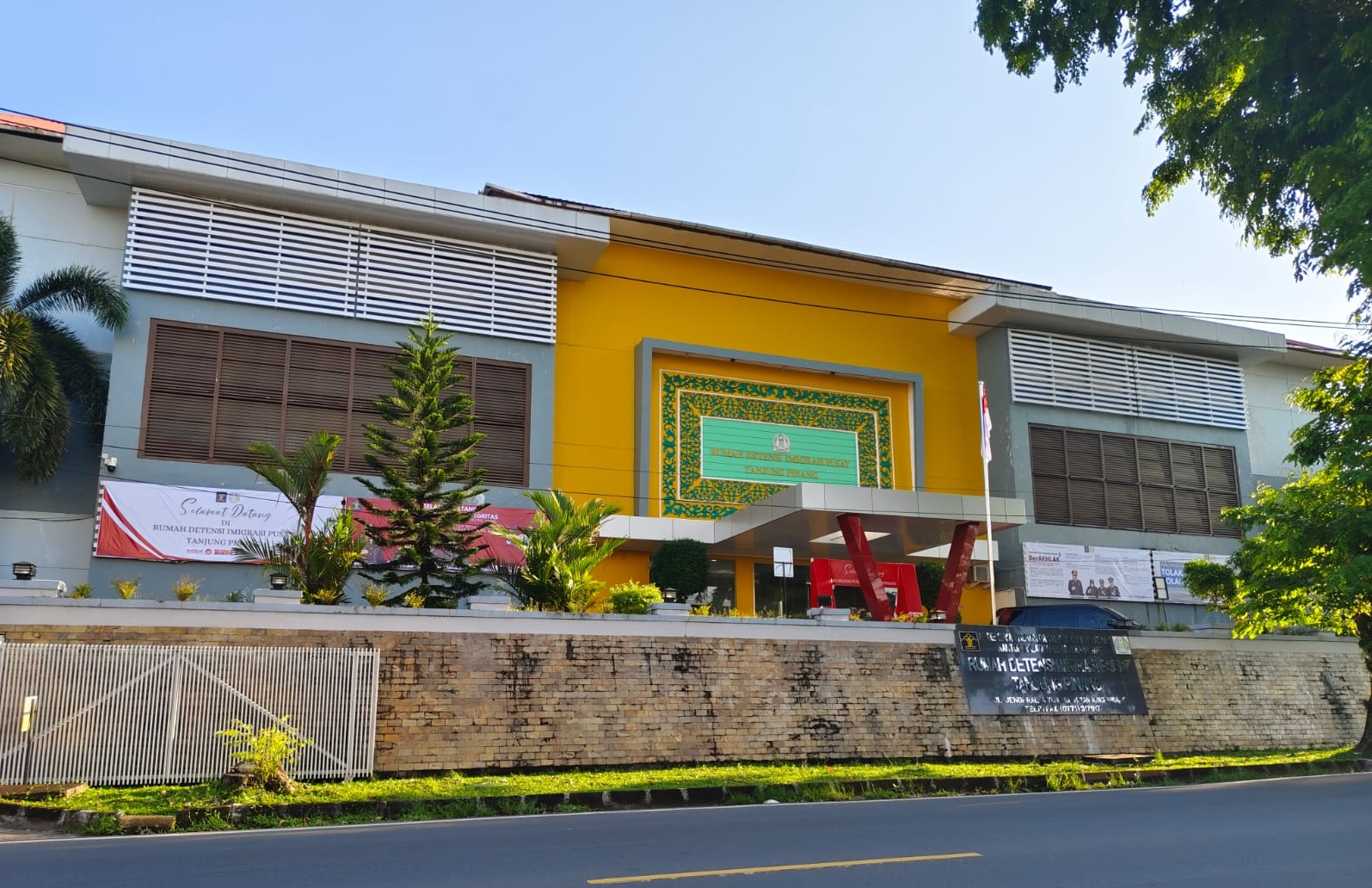 kantor depan